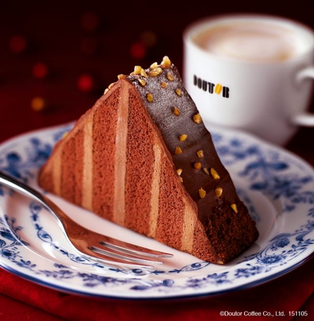 画像: 【商品名】 ルーフチョコレート 【商品価格】 380円(税込) 今年のルーフチョコレートは、粉糖に加えてローストアーモンドをトッピング。香ばしいローストアーモンドがアクセントとなり、ふんわりとしたココア生地とビターテイストのガナッシュの味が引き立てられます。カフェタイムにイチオシの軽やかなチョコレートケーキです。 ※なお、バナナムースチョコレートケーキは販売を終了します。