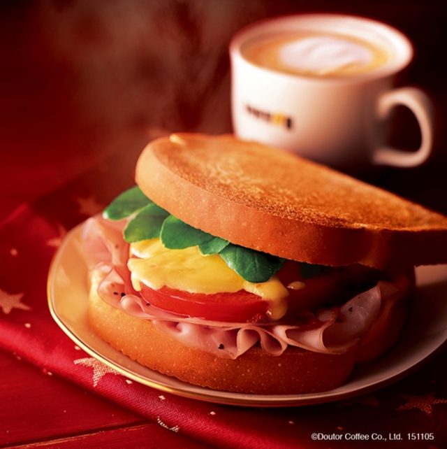 画像: 【商品名】 モーニングBセット あつあつハムチーズ ~2種のとろけるナチュラルチーズ~ 【セット価格】 390円(税込) しっかりとした味わいを楽しめるハムとチーズの組み合わせに、トマトの旨みを凝縮したポモドーロソースで味を付けることで、さっぱりとした後味を楽しむことができます。 2種のとろけるチーズを配合し、クリーミーな仕上がりの朝カフェセット限定商品です。 ※なお、モーニングBセット ビーフパストラミと野菜のサンドは販売を終了します。
