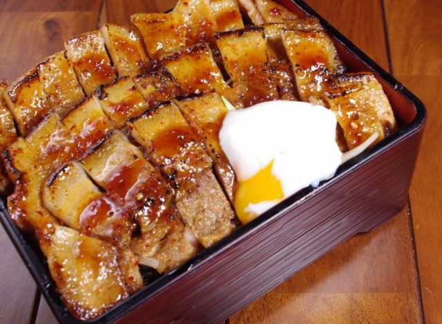 画像: ◆肉屋の贅沢豚重 ベジテジや定番プリッとジューシーな豚カルビをごはんが進む甘辛タレに漬け込み香ばしく焼き上げました。 【並】880円(税抜) 【大】1,180円(税抜)※飯大、肉1.5倍 ※御新香・味噌汁付