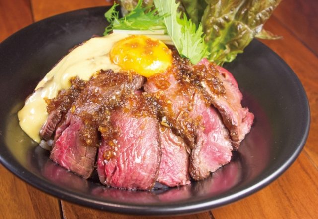 画像: ◆熟成牛のステーキ丼 ※数量限定 熟成牛ステーキ130gの贅沢丼。 玉ねぎの甘みのきいたステーキソースがご飯にもステーキにもよく絡みます。 【並】980円(税抜) 【大】1,280円(税抜)※飯大、肉1.5倍 【特】1,480円(税抜)※飯大、肉2倍 ※御新香・味噌汁付