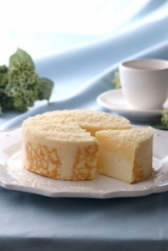 画像: ミルクチーズケーキ フランス産クリームチーズ&北海道産クリームチーズと北海道産生クリームと厳選したミルクをブレンドし、ミルクとチーズの美味しさにとことんこだわったケーキは、東京ミルクチーズ工場の原点の味。チーズムースとミルクムースの 2 つの美味しさをしっとりとしたクレープ生地で優しく包みました。 1 ホール 1,836 円 (税込)
