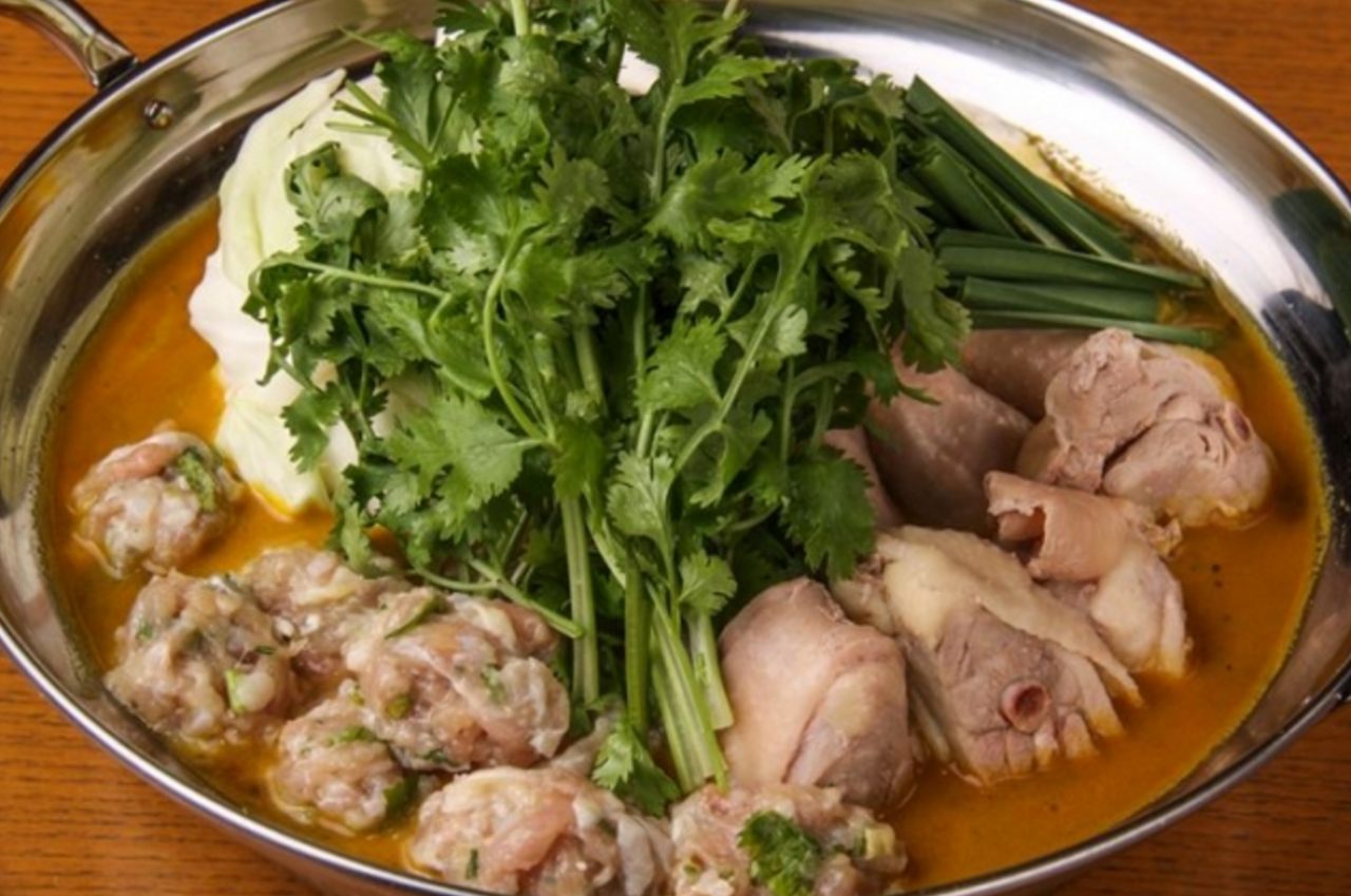 画像: お肉もパクチーも超山盛り！ パクチー入りつくねも入ったスープカレー鍋
