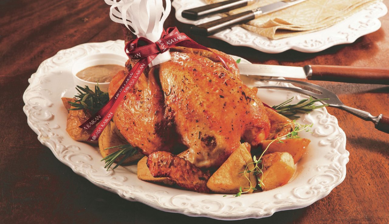 画像: ・岩手清流鶏のローストチキン クリスマスのテーブルの主役に。皮はカリッと香ばしく、身はふっくらとジューシーに焼き上げます。チキン一羽・ローストポテト・自家製レバーパテ付き。 容量：4～6名様用 重さ：約1.2kg 価格：￥7,000(配送料・税込) ＊冷蔵配送