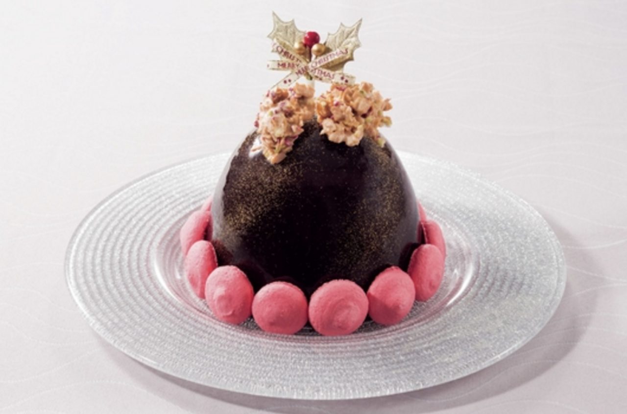 画像: ・ボンバ2015 甘酸っぱいフランボワーズと洋酒が香る、チョコレートが大好きな大人のためのドーム型のフォルムが特徴的なスペシャルケーキ。 容量　：5～8名様用 サイズ：直径約15cm 価格　：￥7,000(配送料・税込) ＊冷凍配送のため、冷蔵庫にて12時間以上解凍が必要です。お召し上がり前日の配送日をご指定下さい。