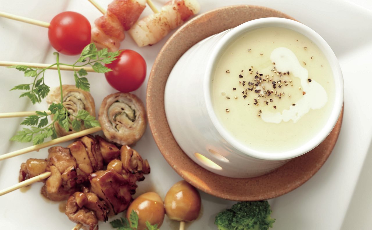 画像: 焼き鳥のチーズフォンデュ(590円) 濃厚で熱々なチーズに絡めて召し上がれ!