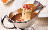 画像: 商品名:たらばガニととろ~りチーズのカリー 価 格:1,300円(税込1,404円) 商品説明:たっぷりのトマト、じっくり炒めた玉ねぎ、ココナッツ、ヨーグルトなどで仕上げた南インド風のソース。更にスパイスを効かせ、たらばガニの旨みとチーズのコクを加えました。ライスはカリーとの相性の良い、石川県産のコシヒカリを使用しています。