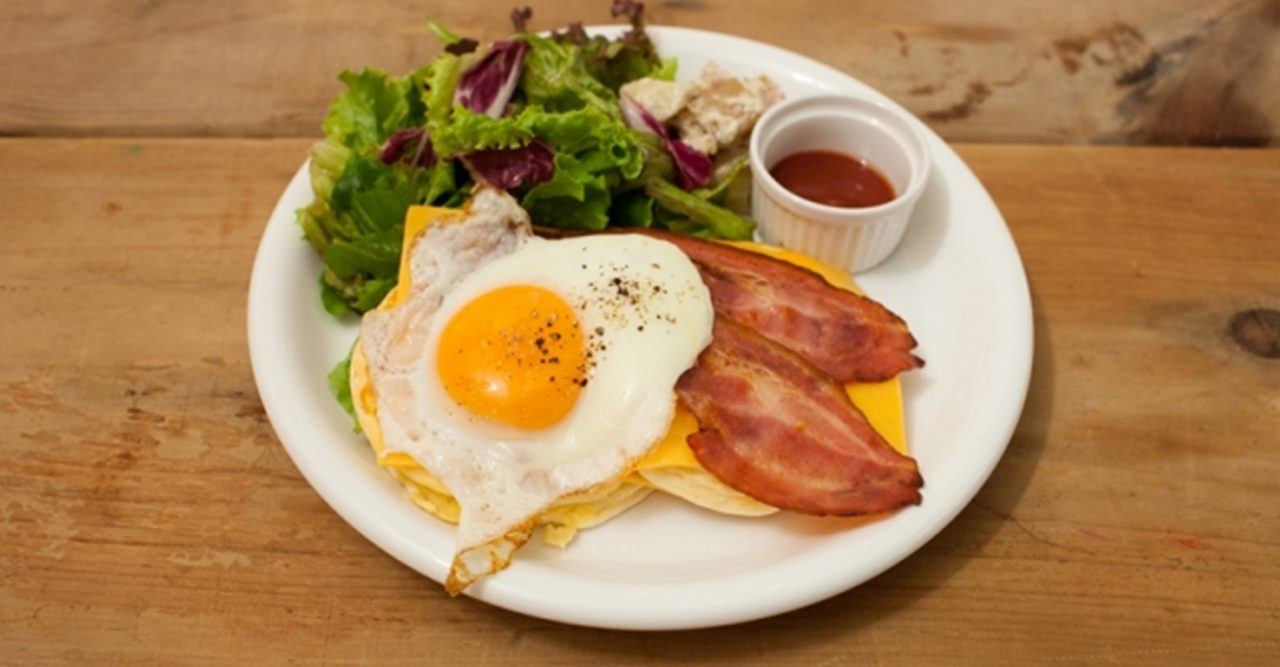 画像: Bacon&Chedder / ベーコン＆チェダー　￥1,150 ジューシーなベーコンとチェダーチーズがグッド。朝食から夕食までいけるボリューム満点なパンケーキです。