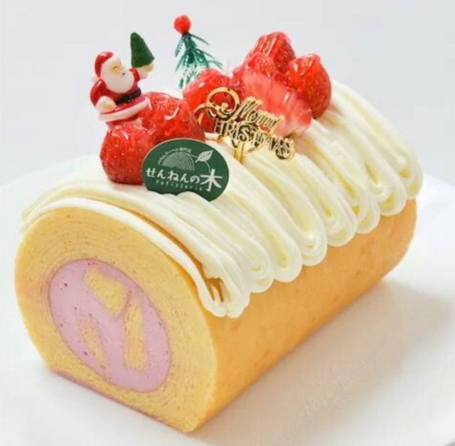 画像: 商品名:ロールケーキバウム(バウムクーヘン) 価 格:2,000円(税込) 特 徴: バウムの中にイチゴのムースを入れました。柔らかバウムとムースの食感をお楽しみ下さい。そもそも「ブッシュドノエル」はフランスで一般的にクリスマスで食べられている丸太状のケーキです。木の年輪を意味する「バウムクーヘン」で「ブッシュドノエル」を作ってみました。