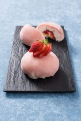 画像: ◆1月:雪見ダンジュ ¥450 アメリカ産ナチュラルチーズを使用した口溶けのよいクレメダンジュの中に、ホームメイドの苺コンフィチュールをしのばせました。さらにベリー餡と牛皮で包み4層に。チーズとベリーの酸味がベリー餡にほどよくマッチ。和と洋、アメリカが融合した新感覚スイーツ。