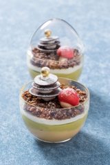 画像: ◆12月:トライフル ノエル ¥480 ピスタチオとアーモンドの香り高いトライフルをクリスマスカラーに仕立てました。サクサクのチョコレートクランブルの食感が楽しく、チョコレートのツリーときのこがかわいらしい一品です。
