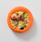 画像: ◆12月: ベジグラタン ¥280 バーニャカウダー風味のベシャメルソースに、ブロッコリーロマネスク・カリフラワー・ドライトマト・チオジア4種の野菜と枝豆・黒豆・金時・ひよこ豆・大豆5種の豆を彩り良く仕上げました。生地にトマトを練り込みカラフルなパンに仕上げました。