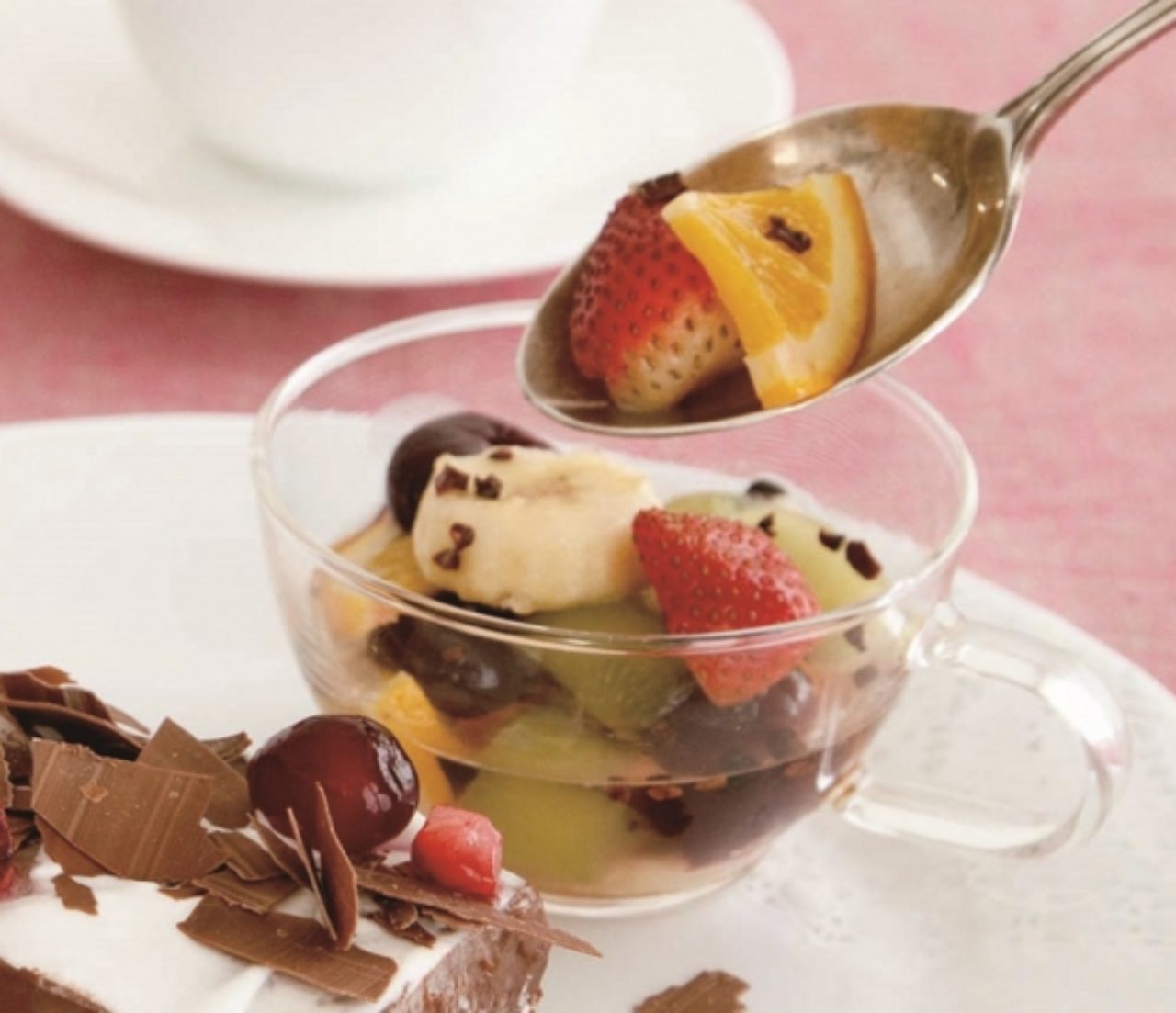 画像: カカオニブを加えたシロップに、チョコレートと相性のよい5種類のフルーツ（いちご、オレンジ、バナナ、キウイ、ダークチェリー）を加え、温かいフルーツシロップを作りました。そのままお召し上がり頂くのはもちろん、ケーキのソースとして冷たいチョコレートケーキにかけて頂くと、より口溶けが良くなめらかな味わいが愉しめます。