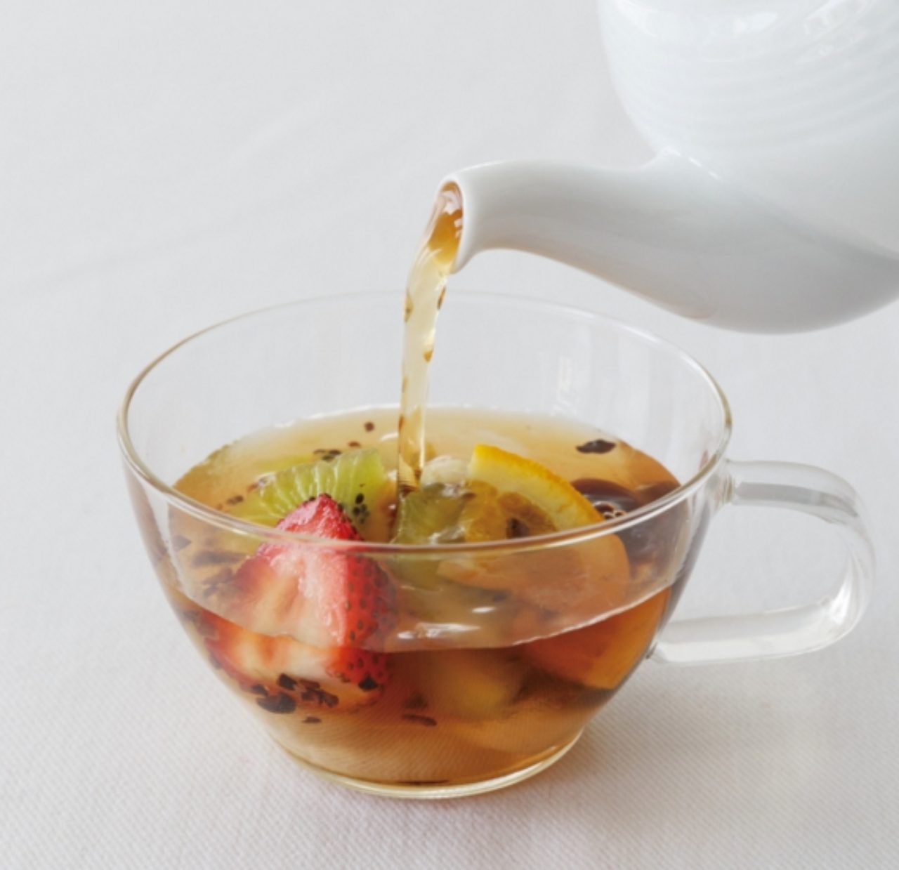 画像: グラスに残ったフルーツとシロップに、お好みの紅茶を注いで少し時間を置けば、フルーツティーに変化します。たっぷりのシロップに注ぐのが、美味しいフルーツティーを愉しむポイント。定番のブレンドティーや、ベルガモットのフルーティーな香りが特徴のアールグレイなど、自分好みの紅茶を合わせてお愉しみください。
