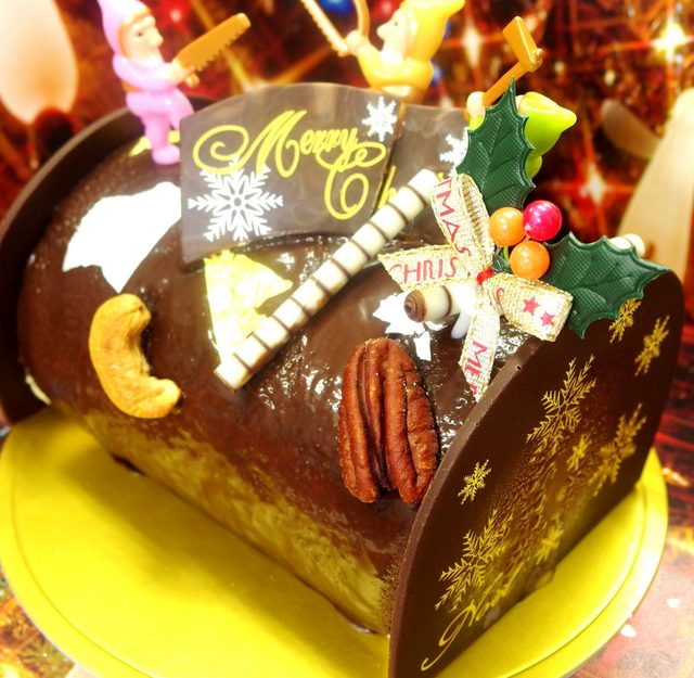 画像: ロールクリスマスケーキ 3,500円 マンゴープリンを真ん中に入れて巻いたロールケーキに、フランス産バローナのチョコレートでコーテイングし、クリスマス風に仕上げました。