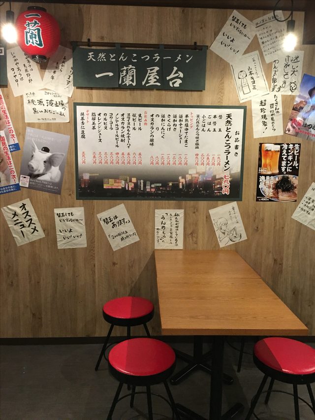 画像: 思わずクスッと笑ってしまうようなネタの数々を貼り紙に