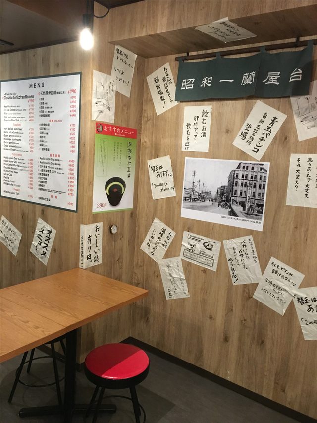 画像: 昭和の中洲の風景を写した写真が貼られている飲食スペース