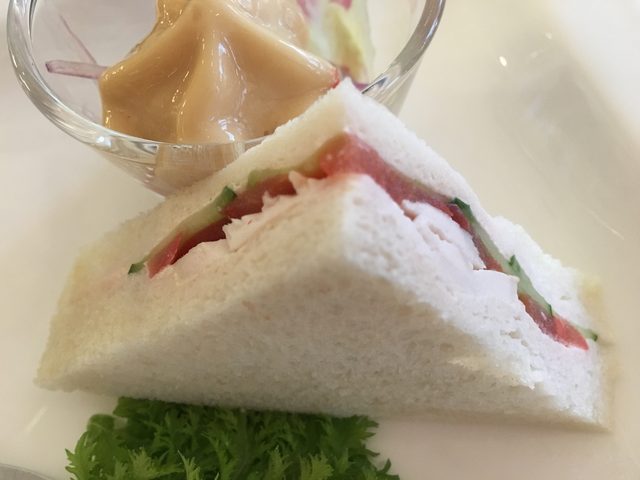 画像: スチームドチキンと野菜のサンドウィッチ スーパーフルーツソース