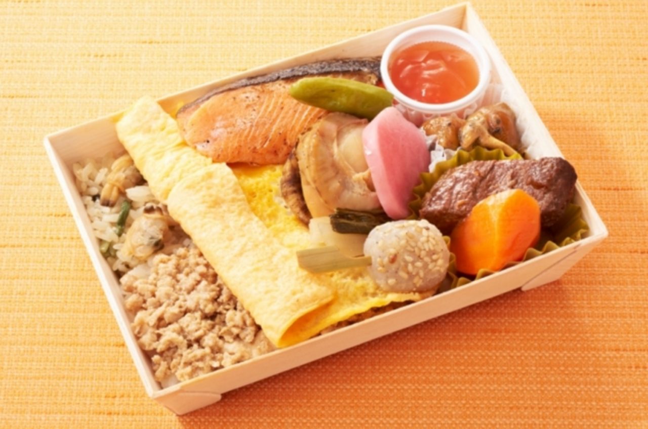 画像: ■ヒガシニホン (1,100円) 東日本の食材がギューっと詰まったお弁当。 開発コンセプトは弁当の原点である母親が愛情を込めて作ってくれたお弁当。ネクセリア東日本管内の地域食材を使用し、食材が最も引き立つ方法で調理しています。手作り感を出すため具材は、あえて仕切りを使わずに盛り付け、おかずがたくさん入っているというワクワク感を演出。車内でも食べやすいように弁当容器は片手でも持ちやすい形状にこだわっています。