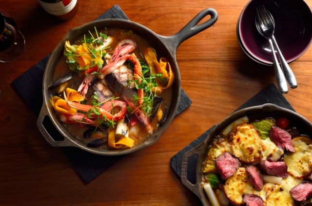画像: ウィンターホットポット ~MENU~ ●ズワイガニと寒ブリのブイヤベース風みぞれ鍋コース(写真 左上) 旬の魚貝、野菜をふんだんに使った旨みたっぷりのだしに、おろし大根を乗せ、さっぱりとした味わいをお楽しみください。 ♢アミューズ ♢サラダ: シーザーサラダ パルマ産生ハム添え ♢ホットポット: ズワイガニと寒ブリのブイヤベース風みぞれ鍋 ブイヤベーススープ/ズワイガニ/寒ブリ/ムール貝/甘エビ/おろし大根/長ネギ/サボイキャベツ/カブ/さといも/豆苗/金美人参など ♢パスタ、またはリゾット(ホットポットでお楽しみいただきます。) ♢デザート: フルーツソルベ 又は 特製デザート盛り合わせ(+¥500) ●オニオングラタン牛煮込み鍋コース(写真 右下) とろとろのオニオンにブイヨン、牛すね肉を煮込んだスープ、旬の野菜とトッポギを加え、仕上げにチーズ3種、バゲット、ロゼに焼いたアンガスビーフをトッピング。 ♢アミューズ ♢サラダ: キングプラウンとアボカドのサラダ ♢ホットポット: オニオングラタン牛煮込み鍋 オニオンスープ/アンガスビーフ/国産牛すね/芽キャベツ/チェリートマト/サボイキャベツ/さといも/トッポギ/バゲット(モッツァレラ、エメンタール、パルメザンチーズ) ♢パスタ、またはリゾット(ホットポットでお楽しみいただきます。) ♢デザート: フルーツソルベ 又は 特製デザート盛り合わせ(+¥500)