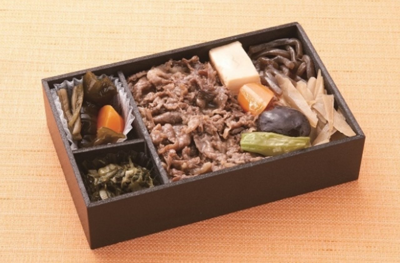 画像: ■宮城の恵 和牛すき焼弁当 (905円) 和牛にゴボウ、糸コンニャク。鍋のすき焼きをそのまま詰めたようなゴージャスさ。 お子様からご年配の方まで幅広い年齢層の方々に人気のある『すき焼き』をどら弁当に仕立てました。主役の牛肉は、柔らかな肉質と甘みを味わっていただける、宮城県産の『宮城和牛』を使用し、たっぷりとご飯に盛り付けました。 『生昆布巻き煮』は、肉厚ながらも柔らかい食感を楽しんでいただける、三陸産のものを厳選して使用しています。 また、箸休めには『青菜の漬物』を盛り付けました。爽やかな風味とシャキッとした歯ごたえを楽しんでいただける宮城県の銘品です。 ご飯には、あっさりとした風味と、口の中ではらりとほぐれる食感、冷めても美味しいという特徴を備え、現在でも寿司店などで根強い人気を誇る宮城県産のササニシキを使用しています。