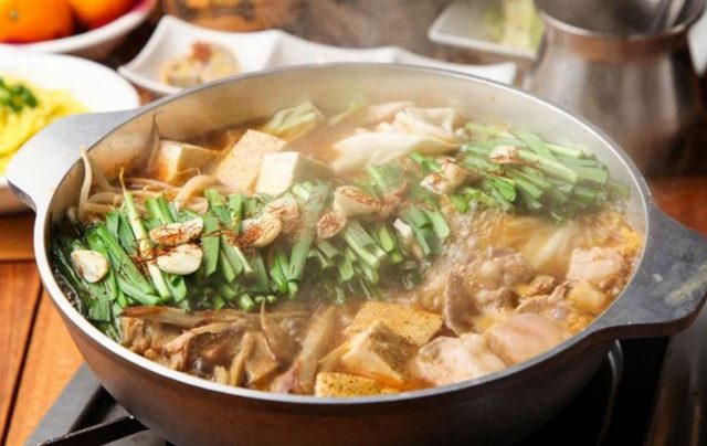 画像: コラーゲンたっぷりのプリプリもつ鍋は料理長厳選3種の特製スープが選べます!