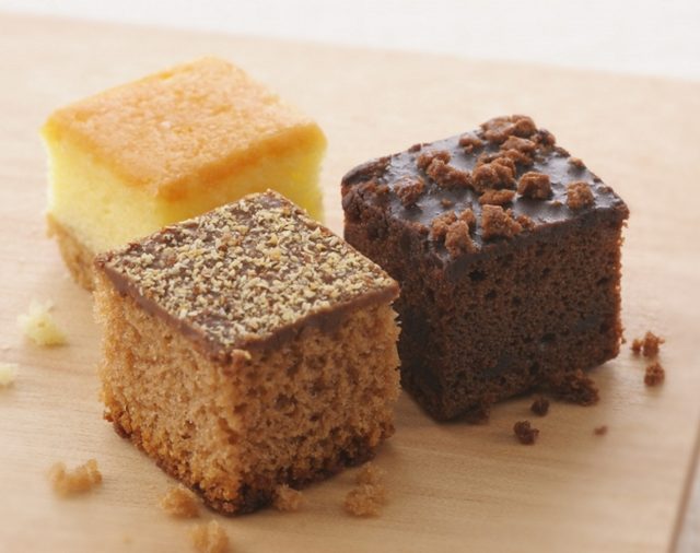 画像: □「銀座ガトーショコラ」 しっとりもっちり新食感!ひとくちサイズのかわいいケーキを詰め合わせました。(要冷蔵) 「ミルク&スイート」(2種8個入)¥594、(2種16個入)¥1,188、 「銀座ガトーショコラ&ガトーフロマージュ」(2種16個入)¥1,188、 「プレミアム銀座ガトーショコラ あまおう&宇治抹茶」(2種16個入)¥1,425