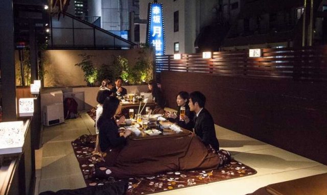 画像: 熱々の鍋で温まった体に冬の清々しい空気が心地よい!暖房完備で屋外でも寒さが気になりません。ブランケットも用意されています。