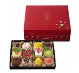 画像: 商品名:「スイーツおせち」 価 格: <9個入>¥2,100(税込¥2,268)、 <12個入>¥2,700(税込¥2,916) 特 長: 抹茶ロールや紅白タルト、獅子舞の飾りをのせたグラサージュフレーズ。スイーツ初めにぴったりなプチケーキのアソートです。おせちのお重をイメージしたパッケージに詰め合わせました。