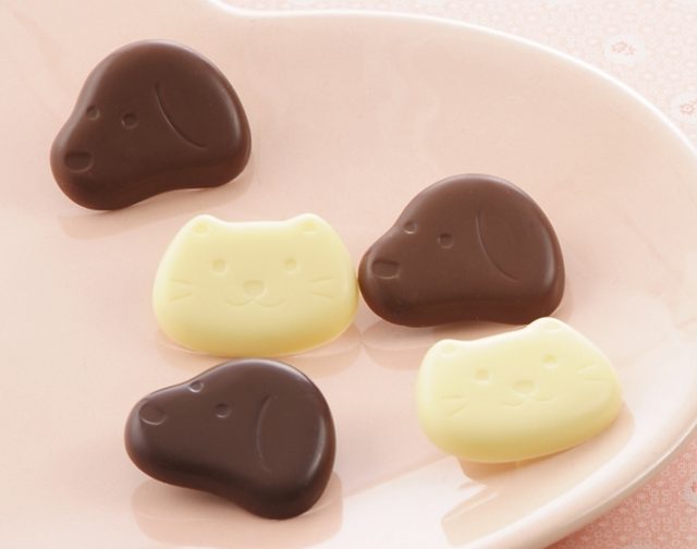 画像: ■「小犬と小ねこのチョコレート」 小犬と小ねこのなかよしコンビをかたどった、口どけなめらかなひとくちサイズのチョコレート。小犬のスイートとミルク、小ねこのホワイトの3つの味わいをセットにしました。 (3種6個入)¥324、(3種13個入)¥540、(3種23個入)¥864