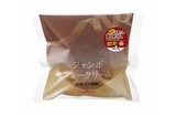 画像: 商品名:「おみくじ付きジャンボシュークリーム(チョコ)」 価 格: ¥115(税込¥124) 特 長: ほどよい甘みのまろやかミルクチョコクリームを詰めました。食べ応え十分!おいしさもジャンボなシュークリームです。クリームと口どけなめらかなシュー皮との一体感を心ゆくまでお楽しみください。大吉が出たら1個、超大吉で10個もらえるおみくじシール付き。