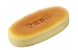 画像: 商品名:「迎春 チーズスフレ」 価 格: ¥530(税込¥572) 特 長: 口の中に入れたとたん、ふわシュワッととけていく食感と広がるチーズの味わい。コク、酸味、口どけ、後味。絶妙なバランスを追求したチーズスフレです。「迎春」の焼印が入った、お正月バージョン。