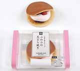 画像: ■商品名:ふわふわ生どら焼き~小倉と苺ホイップ~ ■価格 :150円(税込) ■発売地区:全国 ■発売日 :2016年1月5日(火) ■商品特長: ふわふわのどら焼きに、小倉あんと苺風味のホイップクリーム、シロップに漬けた苺をサンドした生どら焼きです。しっとり&ふんわりとしたどら焼きの皮が特徴です。