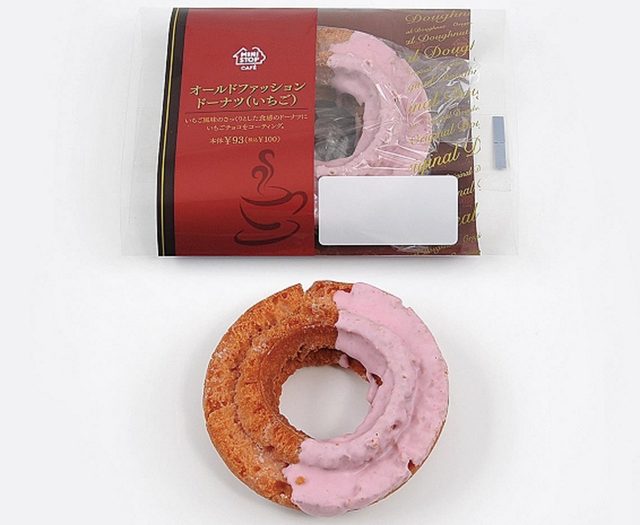 画像: ■商品名:オールドファッションドーナツいちご ■価格 :100円(税込) ■発売地区:全国 ■発売日 :2016年1月12日(火) ■商品特長: いちご果汁を練りこんだドーナツ生地の上に、いちごチョコをコーティングした「W」で「いちご」を楽しむドーナツです。※菓子パン売場にて販売