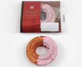 画像: ■商品名:オールドファッションドーナツいちご ■価格 :100円(税込) ■発売地区:全国 ■発売日 :2016年1月12日(火) ■商品特長: いちご果汁を練りこんだドーナツ生地の上に、いちごチョコをコーティングした「W」で「いちご」を楽しむドーナツです。※菓子パン売場にて販売
