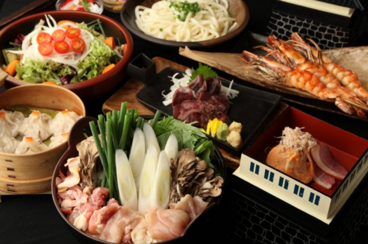 画像: 【前菜】前菜三種　～上田城盛り～鮟肝ポン酢、鴨スモーク、玉子焼き 【旬菜】～真田十勇士の絆～10品目のサラダ～忠節を誓った同士　真田十勇士～ 【刺身】～駆けろ月影～馬刺し特撰赤身～疾風勁草の十文字槍～ 【焼物】～真田大助～鶏もも肉の照りマヨ鍬焼き～焼け野の雉　親子を繋ぐ絆～ 【蒸物】～六文銭～小龍包～三途より黄泉帰る英魂～ 【鍋物】１、２からいずれか選択 1、～真田の赤備え～辛味噌坦々鍋　関ヶ原　兄弟牆に鬩げども相互を憂う信之と幸村 2、信濃国海鮮鍋 【〆物】～九度山～〆のうどん～昌幸が織り成す真田紐～ 【甘味】～竹林院の楽しみ　信州上田の甘味処　特製ぱるふぇ