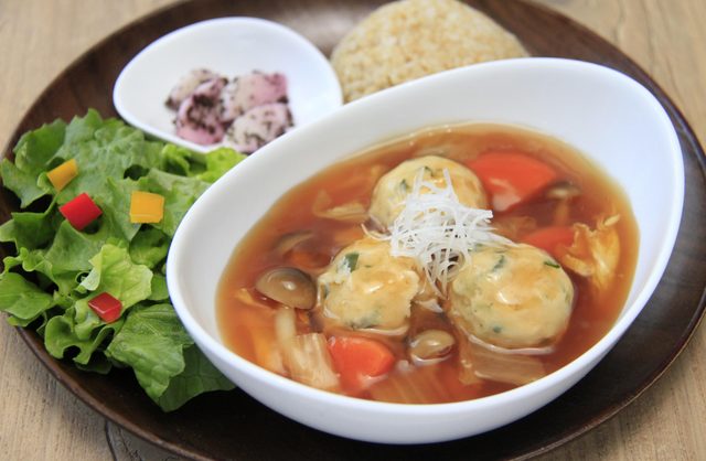 画像: 【2月限定 新メニュー】お豆腐の鶏団子 甘酢あんかけプレート 金額 :950円(税込) 発売 :2月中の日曜日限定販売(2月7日、2月14日、2月21日、2月28日の4日間) 使用食材:鶏肉・豆腐・生姜・ねぎ・卵・片栗粉・人参・しめじ・白菜・鶏ガラスープのもと・かぶ・玄米・グリーンカール・パプリカ 抗糖化食材の生姜と、低GI値の豆腐を鶏団子に使用し、食物繊維たっぷりのしめじと白菜を添えました。血糖値の上昇を抑える酢を甘酢あんに使用し、やさしい味付けで体が温まる1品です。
