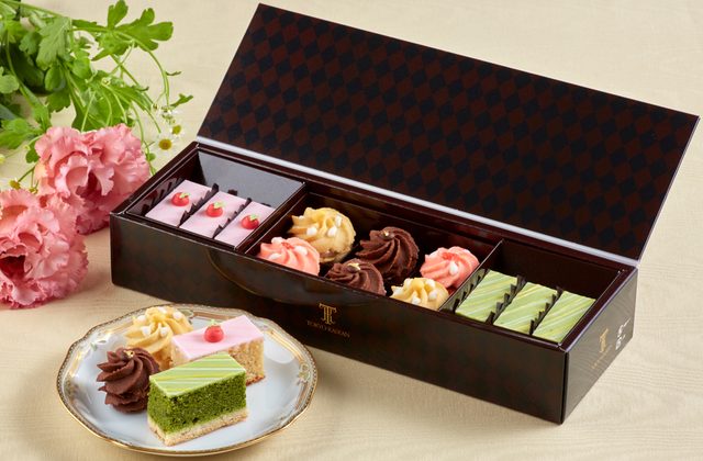 画像: 【プティフール・ド・ラティール】1,620円 パウンドケーキ2種とクリームをサンドしたソフトクッキー3種の詰め合わせ。パウンドケーキはりんご&ハチミツ、そして今までにはないクッキー底の抹茶&柚子。ソフトクッキーはダブルチョコレート(チョコレート生地にチョコレートクリーム)、フランボワーズ&チョコレート(フランボワーズ生地にチョコレートクリーム)、キャラメル&洋梨(キャラメル生地に洋梨クリーム)。 冬の味覚がつまったプティフール・ド・ラティールはギフト、バレンタイン等にご利用いただけます。