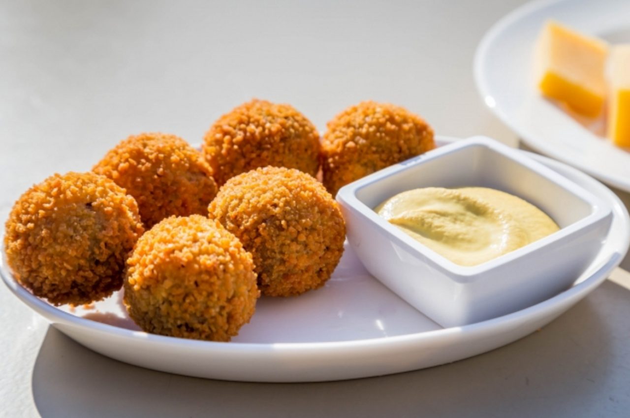 画像: ビターバレンとはオランダ語で「心地よく、社交的で楽しい」という意味で、オランダを象徴しています。これがなければパーティーは始まりません。オランダのバーでこれを出していない店はありません。アムステルダムでビターバレンを味わって、真のオランダを感じてください!