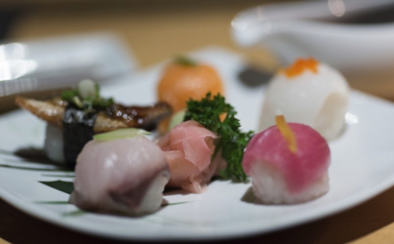 画像: 手まり寿司は京都の芸者によって考案された可愛らしい一口サイズのお寿司で、洗練された女性にぴったりです。通常の寿司は世界中のどこにでもありますが、このような上品な寿司は日本以外には見つからないでしょう。