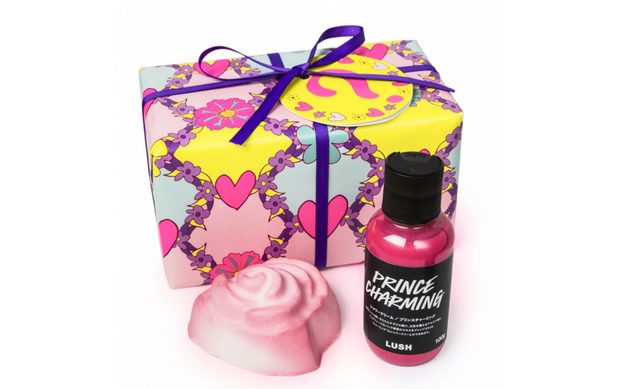 画像: クエスチョンギフト / ? ¥2,100 Contains… ロージー オールザウェイ 100g(ソープ)、プリンスチャーミング シャワークリーム 100g(シャワークリーム/ボディソープ) バレンタインの贈りものを受け取っていただけますか?とても素敵なあなたに、ゼラニウムとローズに込めた想いを受け止めてほしいから・・・ そんなロマンチックなメッセージが隠されたバレンタイン限定ギフトが登場。中にはバレンタイン限定のバラの花の形をしたソープとざくろ果汁がたっぷり入ったボディソープがセットに。愛し合う恋人たちを優雅な香りで包み込んでくれる、この時期だけの限定の香りを楽しんで。