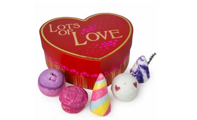画像: ロッツ オブ ラブ / LOTS OF LOVE ¥5,250 Contains… ラバーランプ(バスボム)、セクシー・ダイナマイト(バスボム)、フレンチ・キス(バブルバー)、マカロンバブルバー ローズジャム(バブルバー)、ユニコーンホーン(バブルバー) ※1月31日(日)より限定販売 真っ赤な大きなハートが愛の大きさを表現してくれるバレンタインにぴったりのギフト。限定のアイテムと定番人気アイテムを組み合わせ、恋人たちの愛を確かめ合うロマンチックなバスアイテムを詰め込みました。シンプルだけど真っ直ぐなメッセージ「Lots of love(たくさんの愛)」が付いたパッケージはリユースも楽しみのひとつ。エッセンシャルオイルの香りがほのかに漂うボックスに、二人の思い出の品や宝物を詰め込んでみては。