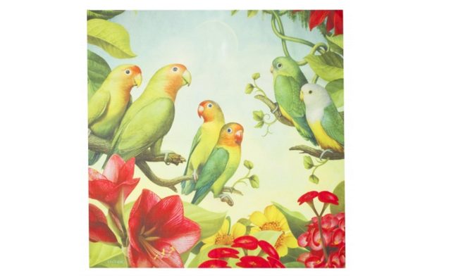 画像: ラブバーズ オブ アフリカ /LOVE BIRDS OF AFRICA ¥500 Contains… ノットラップ(70cm×70cm) タンザニア、マダガスカル、ナミブ砂漠に生息する3カップルのLove Birds(インコなどの、パートナーへの愛情が深い鳥を表します)が描かれています。再生プラスチックボトルから作られたノットラップは、何度でも使えるエコなラッピングです。ノットラップを製作するには、ペットボトルを洗浄し、粉砕します。その粉砕したものを溶かし、細い紡糸口金から押し出して、プラスチックを糸にします。なじみやすいさらっとした生地で、エコバックにしたり、ファッションの一部に取り入れたりとマルチに使えるアイテムです。