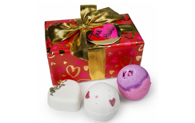 画像: トゥーハーツ / TWO HEARTS ¥2,500 Contains… 愛ラブユー(バスボム)、ラバーランプ(バスボム)、セクシー・ダイナマイト(バスボム) ※2月11日(木・祝)より限定販売 ハートのアイテムと魅力的な香りでバスタイムを彩る愛が溢れるギフトセット。バレンタイン限定アイテムの「ラバーランプ」は、赤いハートが浮かぶロマンチックなバスボム。ブラジリアンオレンジオイルやバニラの香りをバスルームいっぱいに広げながら、オーガニックシアバターが肌に優しく潤いを与えます。「セクシー・ダイナマイト」はイランイランの香りがセクシーな魅力を引き出してくれる人気のバスボム。愛する二人のバレンタインムードを盛り上げてくれるバスアイテムで愛を確かめ合ってみては。