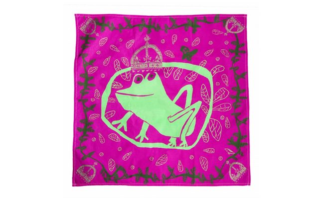 画像: キス ア フュー フロッグス/ KISS A FEW FROGS ¥500 Contains… ノットラップ(70cm×70cm) グリム童話『カエルの王様』のように王冠をかぶった愛くるしいカエルの姿が描かれたバレンタイン限定デザインのノットラップが登場。幸せを呼び込んでくれるようなハッピーなデザインで、恋する季節にぴったり。100%オーガニックコットン素材のこちらのノットラップは、インドのマイソールで2009年に設立された RE-WRAPによるもの。職人の技術向上だけでなく、経済的に恵まれない女性が縫製のスキルを身につける支援を行い、彼らが公正な賃金を獲得できるようにしました。幸せがいっぱい詰まったエシカルな風呂敷KNOT WRAPでバレンタインにたくさんの愛を。