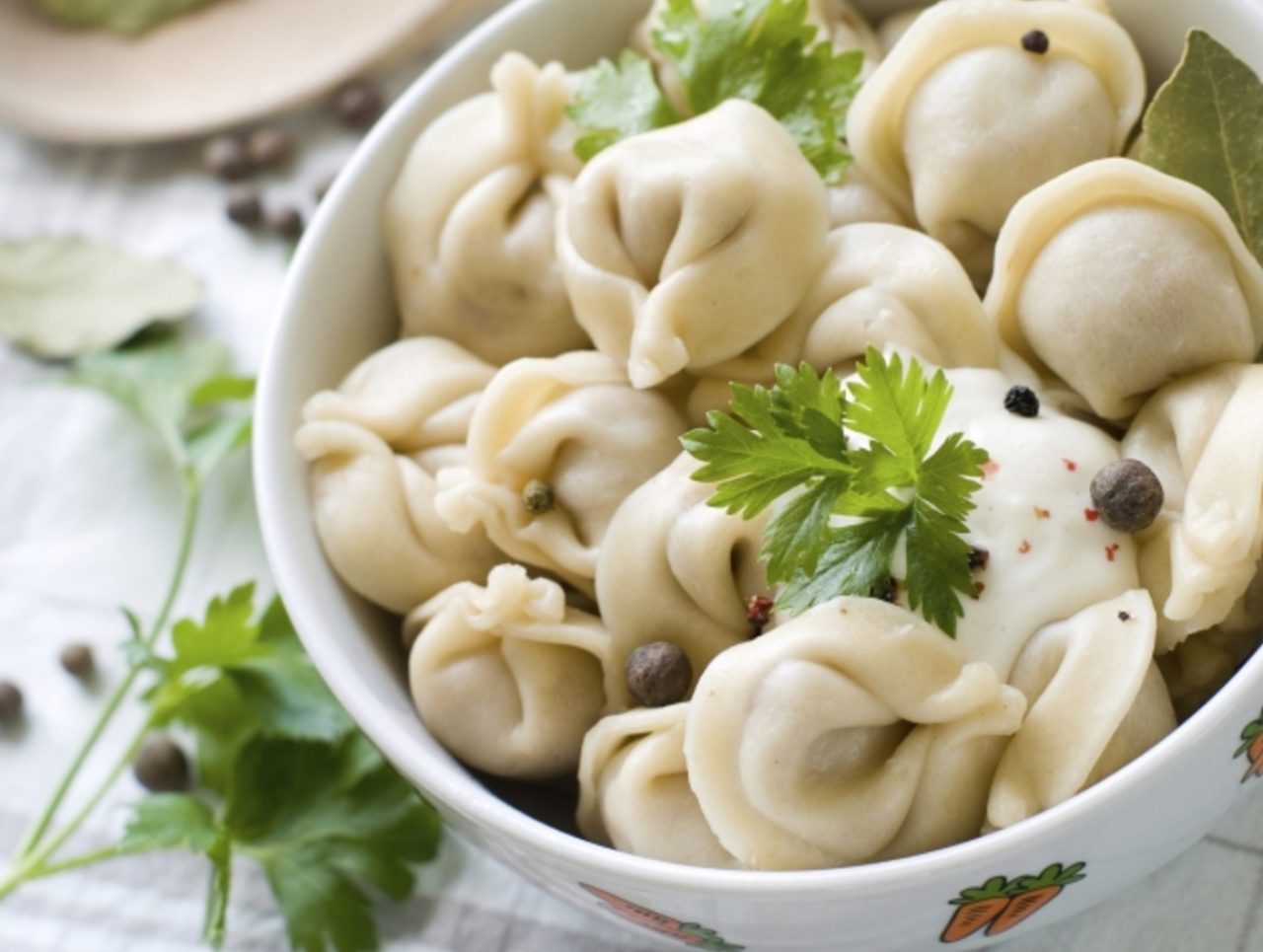 画像: ペリメニは、数種類の肉を発酵させていない薄い生地に包み茹でた料理です。これらは、ぜひロシアの首都モスクワのトヴェルスコイ通りにあるバロック様式の大邸宅に設えられた”Café Pushkin”でお楽しみください。