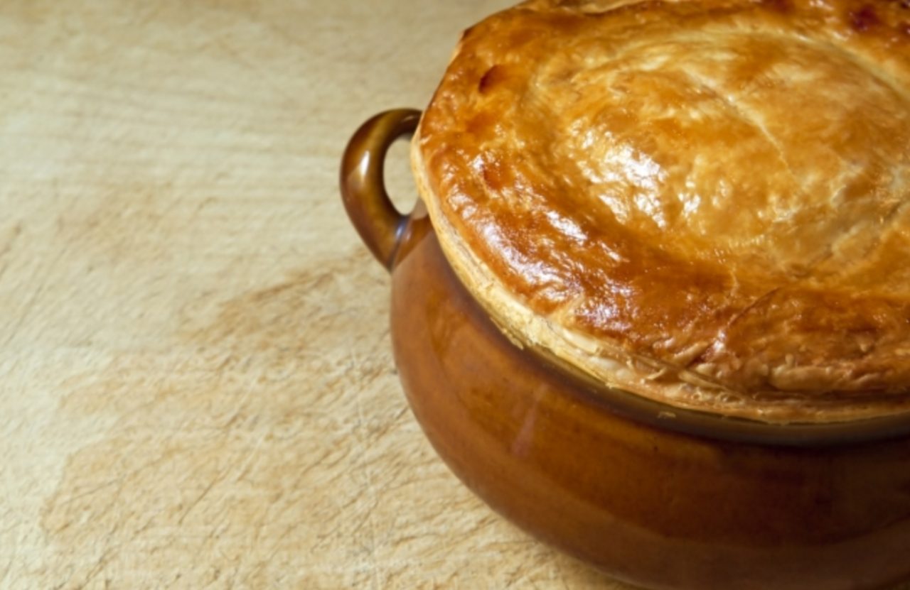 画像: トリュフのスープは1975年にミシュランの星を獲得したシェフ、ポール・ボキューズがフランス大統領のために考案し、現在でもリヨンにある自身のレストランで提供されています。このスープ、実はボキューズの2つの人気レシピを組み合わせたもので、フォアグラとトリュフに野菜スープを注ぎ、ペストリーで覆われています。至福の味をお楽しみください。