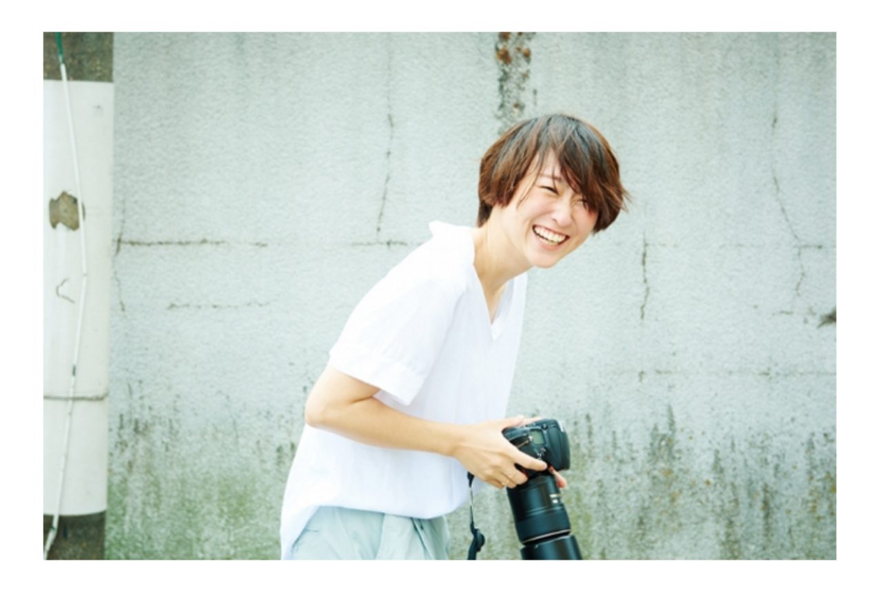 画像: 花盛友里(はなもり・ゆり)/フォトグラファー。 1983年、大阪府生まれ。中学時代から写真の楽しさに目覚め、2009年よりフリーランスとして活動開始。女性誌や音楽誌、広告などで主にポートレートの撮影を手がける。2014年に出産、一児のママに。同年、自身初の写真集『寝起き女子』(宝島社刊)を発売。インスタグラムで掲載を始めた『寝起き男子』も話題を集めるなど、活躍の場を広げている。