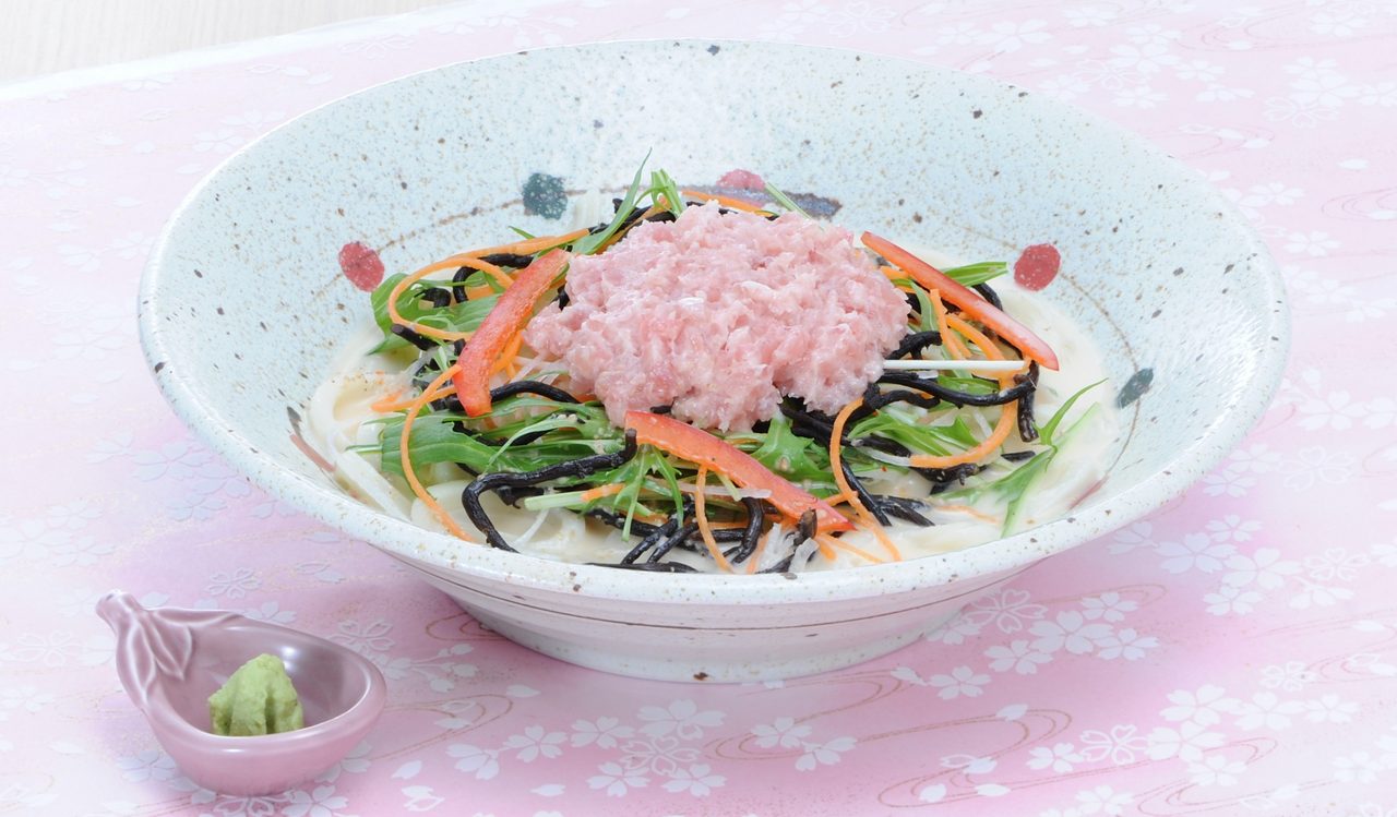 画像: 三浦ひじきの「サラダうどん」 1,030円+税 ネギトロの入ったサラダうどんに、胡麻だれとわさびを加え、コクとさっぱり感を両立させました。 素材の美味しさが味わえる一品です。