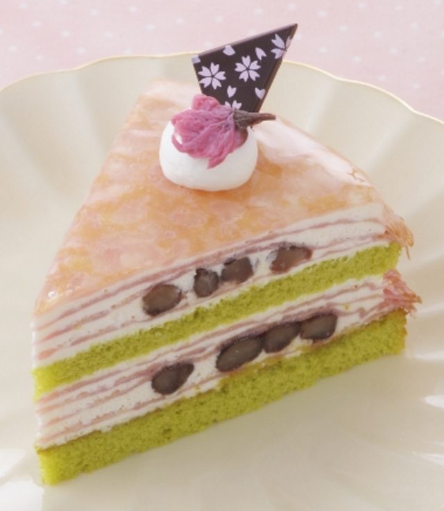 画像: 商品名:「さくらのミルクレープ」 価 格: ¥380(税込¥410) 特 長: 抹茶風味スポンジにかのこ豆入り桜風味生クリーム、苺風味クレープを重ねた春らしい彩りのクレープケーキ。ほんのりやさしい桜の風味に春の訪れを感じます。 2016年2月15日~終了日未定