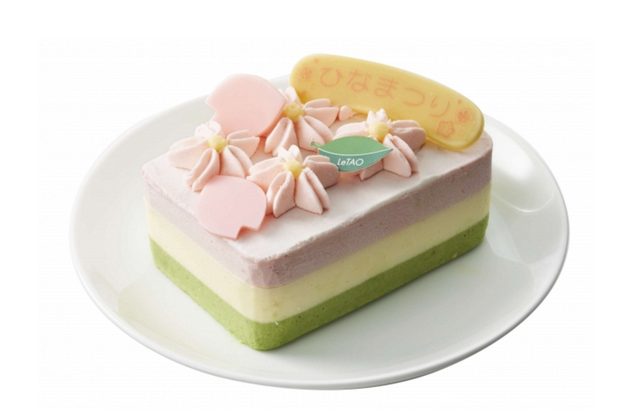画像: ■お雛様3色ムース 抹茶ムース、スポンジ、マスカルポーネムース、苺ムース、生クリームを重ね、苺クリームで桜の花びらを表現しました。